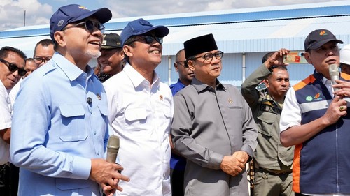 Menteri Koordinator Bidang Pangan Zulkifli Hasan saat meninjau Kawasan Sentra Industri Garam Nasional (KSIGN) di Kabupaten Rote Ndao, Kamis (30/7/2026). (Istimewa)
