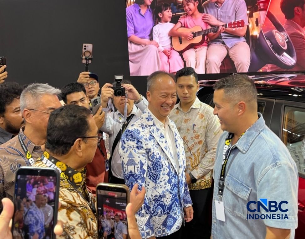 Menteri Perindustrian, Agus Gumiwang Kartasasmita saat menghadiri GIIAS 2026 di ICE BSD, Tangerang, Kamis (30/7/2026). (CNBC Indonesia/Ferry Sandi)