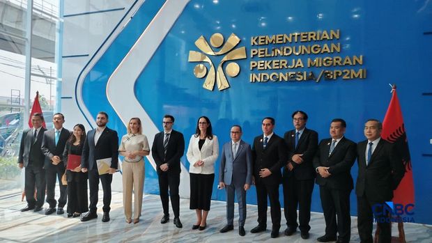 Menteri Perlindungan Pekerja Migran Indonesia (P2MI) Mukhtarudin baru saja melakukan pertemuan dengan Menteri Ekonomi dan Inovasi Albania, Delina Ibrahimaj pada Kamis (30/7/2026). (CNBC Indonesia/Novina Putri Bestari) Menteri Perlindungan Pekerja Migran Indonesia (P2MI) Mukhtarudin baru saja melakukan pertemuan dengan Menteri Ekonomi dan Inovasi Albania, Delina Ibrahimaj pada Kamis (30/7/2026). (CNBC Indonesia/Novina Putri Bestari)