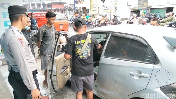 Uang tunai Rp 150 juta di dalam mobil Honda Brio AA 1825 NA yang diparkir di tepi Jalan Jenderal Sarwo Edhie Wibowo, Pakelan, Kabupaten Magelang, dibobol maling, Kamis (30/7/2026).