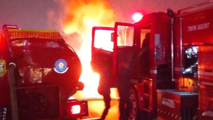 Mobil yang terbakar di Bandar Lampung