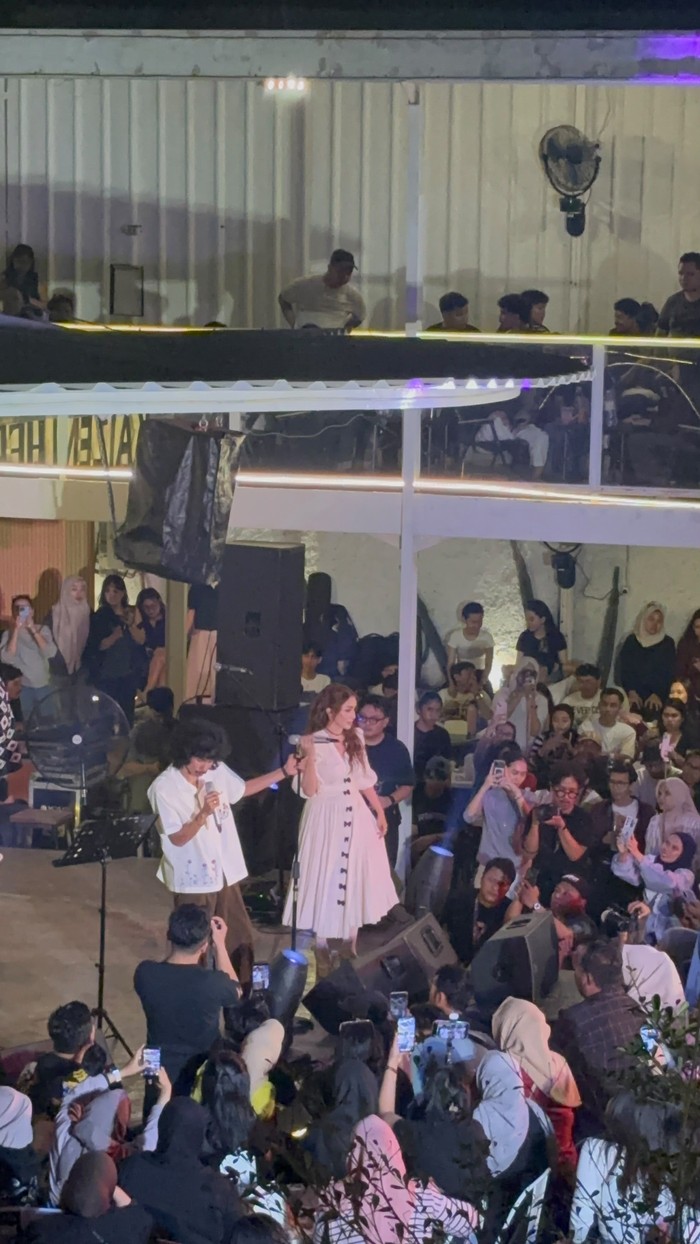 Momo, mantan vokalis Geisha, kembali ke industri musik dengan kolaborasi baru bersama Enau. Lagu Sudah Tahu Kita Berbeda resmi dirilis dan siap dinikmati!