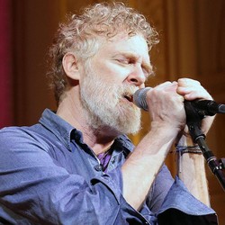 Musisi Peraih Academy Awards Glen Hansard Meninggal karena Kecelakaan Motor