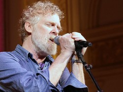 Musisi Peraih Academy Awards Glen Hansard Meninggal karena Kecelakaan Motor