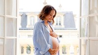 Natalie Portman menunjukkan perut buncitnya di Instagram. Ia tampak memakai kemeja biru, kedua tangannya memegang perut. (Foto: dok Instagram natalieportman)