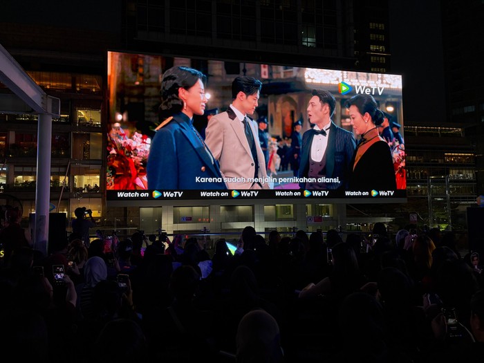 Menyambut perilisan Overdo, para fans kompak nonton bareng di pusat kota Jakarta.