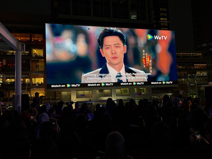 Menyambut perilisan Overdo, para fans kompak nonton bareng di pusat kota Jakarta.
