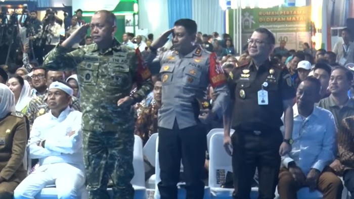 Pangdam IV/Diponegoro Mayjen Achiruddin, Kapolda Jateng, Ribut Hari Wibowo, dan Wakil Kepala Kejaksaan Tinggi Jateng Erich Folanda saat disapa Presiden Prabowo dalam acara di Batang, Kamis (30/7/2026).
