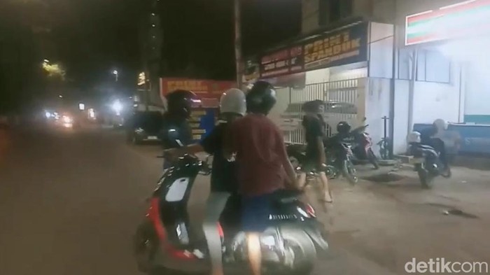 Para pelaku balap liar di Jalan AP Pettarani Makassar dibubarkan.