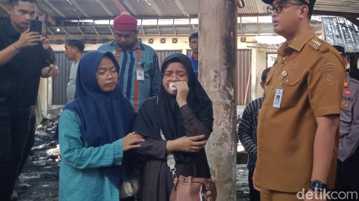 Pedagang menangis di usai kebakaran Pasar Bayat, Klaten.