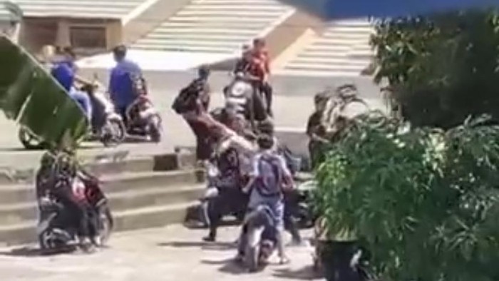 Pelajar adu jotos di pekarangan Masjid Agung Parepare.