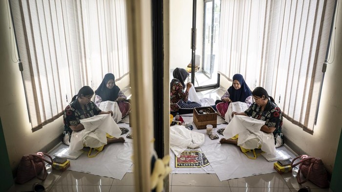 Peserta mengikuti pelatihan batik semarangan bagi pelaku usaha mikro di Pusat Layanan Usaha Terpadu Koperasi dan Usaha Mikro, Kecil, dan Menengah (PLUT KUMKM) Kota Semarang, Jawa Tengah, Kamis (30/7/2026). Dinas Koperasi dan Usaha Mikro Kota Semarang menggelar pelatihan membatik bagi pelaku usaha mikro batik sebagai upaya meningkatkan keterampilan membatik tulis, kualitas dan daya saing produk batik lokal agar mampu menghasilkan karya berciri khas, bernilai tambah, serta sesuai dengan kebutuhan pasar sehingga mendorong pelaku usaha naik kelas. ANTARA FOTO/Aprillio Akbar/agr