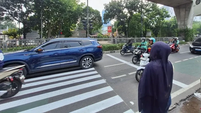 Pelican crossing sementara dipasang selama pembangunan kembali JPO Jalan Kapten Tendean yang sebelumnya rusak berat akibat ditabrak truk. (ANTARA/Luthfia M)