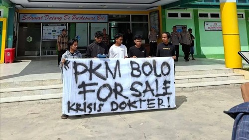 Pembentangan spanduk oleh massa aksi di Puskesmas Bolo, Kabupaten Bima, NTB, Kamis (30/7/2026). (Dok. Pribadi M. Ramadhan)