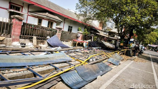 Pembongkaran bangunan liar dan lapak pedagang di trotoar ruas jalan milik provinsi di Jalan Rajiman, Kota Bandung Pembongkaran bangunan liar dan lapak pedagang di trotoar ruas jalan milik provinsi di Jalan Rajiman, Kota Bandung