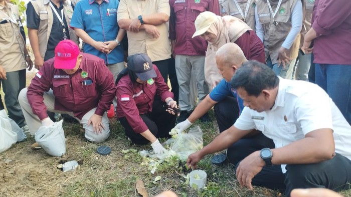 Pembuatan lubang biopori cegah banjir di Lamongan