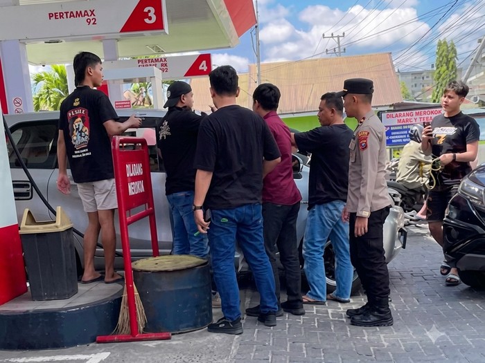 Pemilik mobil Avanza putih ditangkap polisi di SPBU Pangkalan Bun karena diduga merupakan pengetap BBM subsidi. (dok Istimewa)