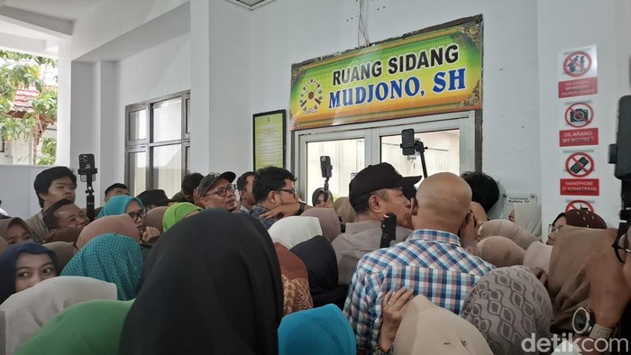 Pendukung Gubernur Riau Nonaktif Abdul Wahid memenuhi PN Pekanbaru jelang sidang Vonis. (Raja Adil Siregar/detikSumut)