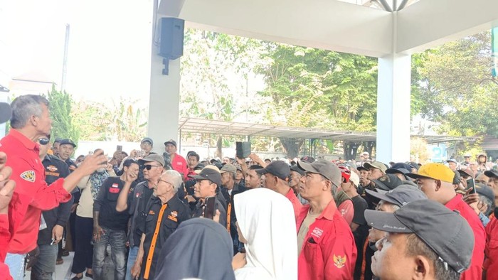 Pengemudi bentor geruduk kantor Dishub Provinsi DIY, Kamis (30/7/2026).