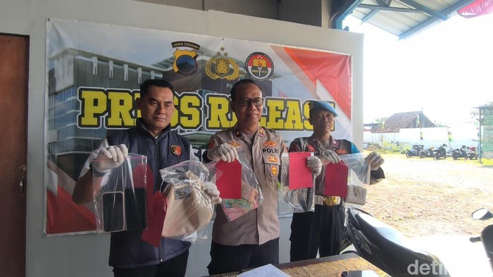 Konferensi pers kasus penjambretan di Mapolsek Genuk, Kamis (30/7/2026).