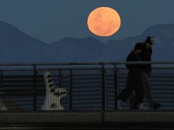 Pesona Buck Moon Hiasi Langit di Berbagai Negara