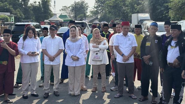 Perempuan Indonesia Raya (PIRA), menggelar bakti sosial untuk warga di kawasan Pulogebang, Cakung, Jakarta Timur, Kamis (30/7/2026). Bakti sosial yang digelar berupa pembagian ribuan paket sembako, santunan anak yatim, hingga pembagian kursi roda.