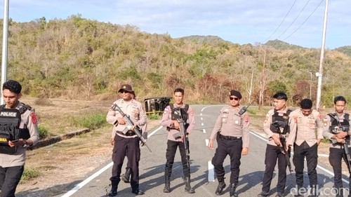 Polisi berjaga di lahan sengketa seusai bentrok warga Kampung Mbehal dan Rareng, Kecamatan Boleng, Manggarai Barat, NTT, Kamis (30/7/2026). (Foto: Ambrosius Ardin/detikBali)