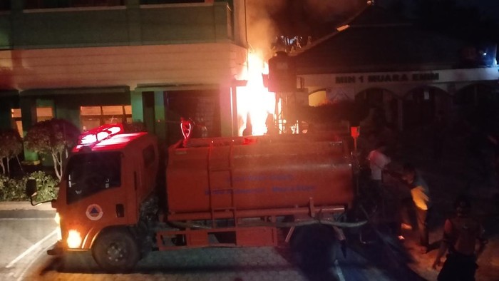 Polisi olah TKP kebakaran di sekolah MIN di Muara Enim