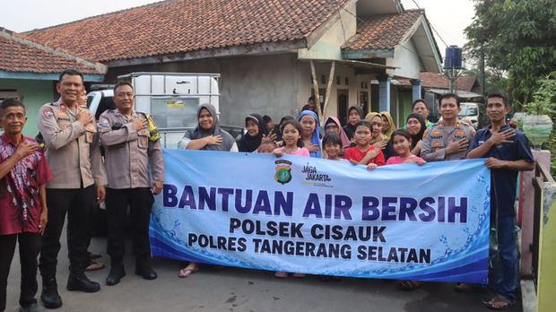 Polres Tangerang Selatan menyalurkan bantuan air bersih kepada masyarakat terdampak kekeringan di Kampung Kranggan, Kecamatan Setu, Tangsel, Banten. (dok Istimewa)