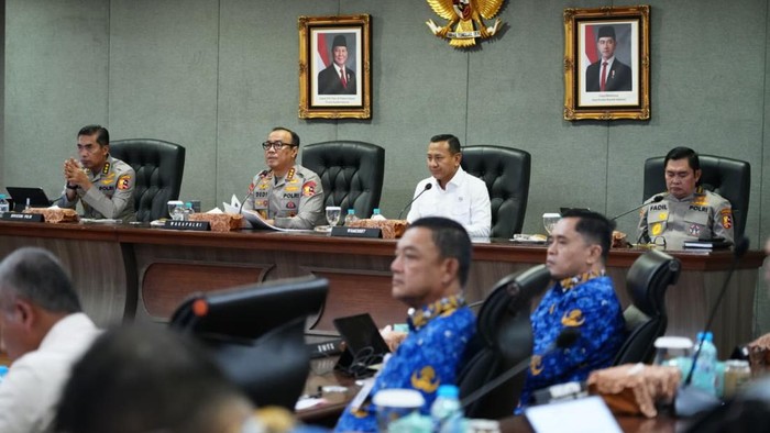 Polri dan Kemenhut menggelar rapat konsolidasi nasional dalam rangka mitigasi antisipasi El Nino dan Karhutla di Mabes Polri, Kamis (30/7/2026).