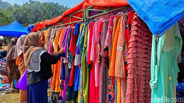 Posko pengungsian korban kebakaran Kasepuhan Ciptamulya, Desa Sirnaresmi, Kecamatan Cisolok, Kabupaten Sukabumi, Posko pengungsian korban kebakaran Kasepuhan Ciptamulya, Desa Sirnaresmi, Kecamatan Cisolok, Kabupaten Sukabumi,