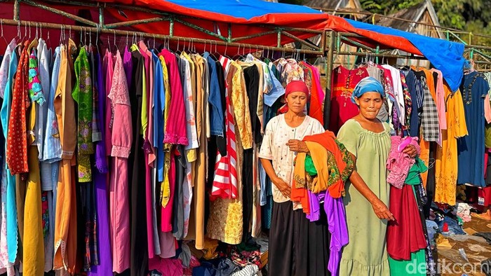 Posko pengungsian korban kebakaran Kasepuhan Ciptamulya, Desa Sirnaresmi, Kecamatan Cisolok, Kabupaten Sukabumi,