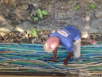 Potret Kemarau di Kalidadap, Selokan Banjir Ratusan Selang