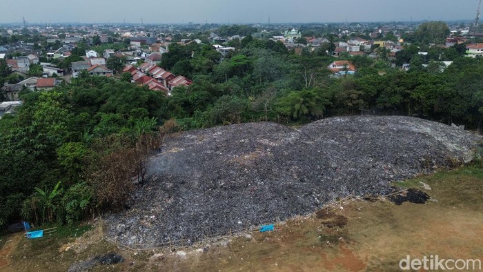 Foto udara memperlihatkan tumpukan sampah di Tempat Pembuangan Sampah (TPS) liar, Cipayung Jaya, Depok, Jawa Barat, 30 Juli 2026. Pemerintah Kota Depok menutup akses menuju lokasi untuk menghentikan praktik pembuangan sampah ilegal.