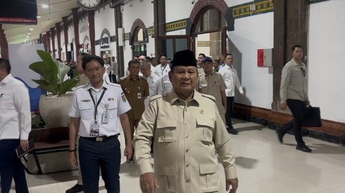Presiden Prabowo Subianto saat hendak menjajal Kereta Api Nusantara Explorer dari Stasiun Semarang Tawang menuju Batang, Jawa Tengah, Kamis (30/7/2026).