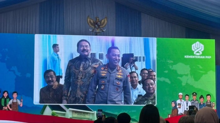 Presiden Prabowo Subianto menyapa Jaksa Agung (JA) ST Burhanuddin dan Kapolri Jenderal Listyo Sigit Prabowo secara bersamaan dalam acara Akad Massal KPR Sejahtera melalui skema FLPP yang digelar di Batang, Jawa Tengah, Kamis (30/7/2026).