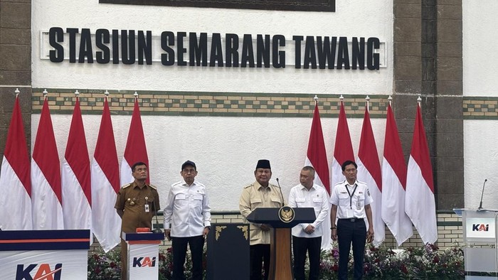 Presiden Prabowo Subianto menyambangi Stasiun Semarang Tawang dalam kunjungan kerjanya ke Semarang, Jawa Tengah, Kamis (30/7/2026).