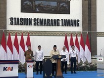 Prabowo Tiba di Stasiun Semarang Tawang, Disambut Antusiasme Warga