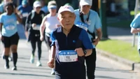 Tak Mau Dikalahkan Usia, Kakek Umur 90 Tahun Masih Kuat Ikut Half Marathon