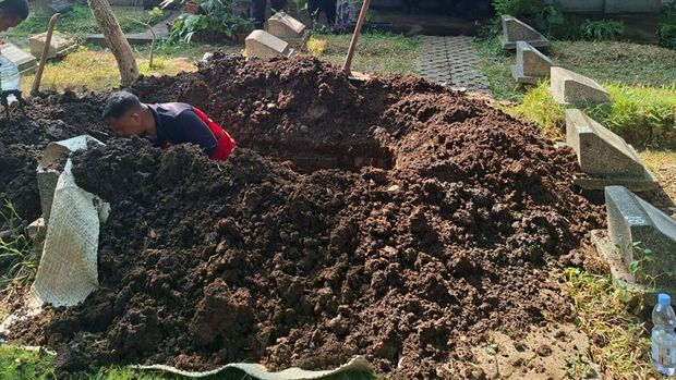 Proses pemakaman jenazah berbobot 200 kilogram di TPU Astanaanyar.