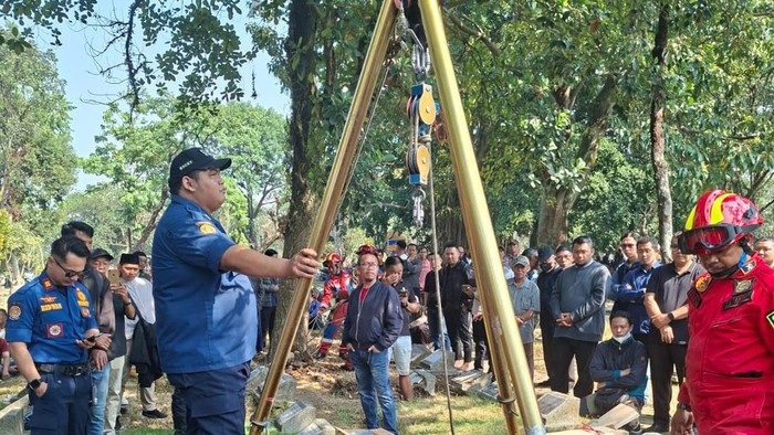 Proses pemakaman jenazah berbobot 200 kilogram di TPU Astanaanyar.