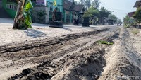 Aspal jalan rusak, hingga berlubang. Selain itu, kondisi jalan tidak rata.