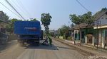 Jalan Rusak Ditanami Pohon Pisang di Blitar