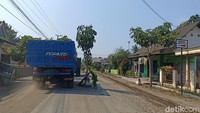 Salah seorang warga RD menyebut aksi tanam pohon pisang itu dilakukan sebagai bentuk protes. Warga menilai pemerintah ingkar janji dengan rencana perbaikan jalan.