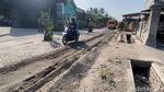 Jalan Rusak Ditanami Pohon Pisang di Blitar