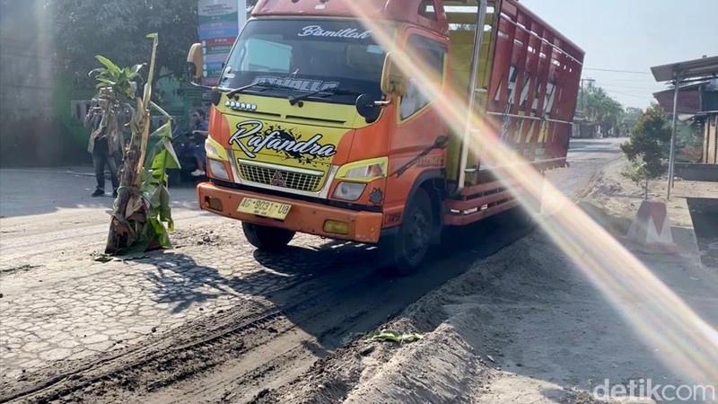 Protes Warga Blitar Tanami Jalan Rusak dengan Pohon Pisang