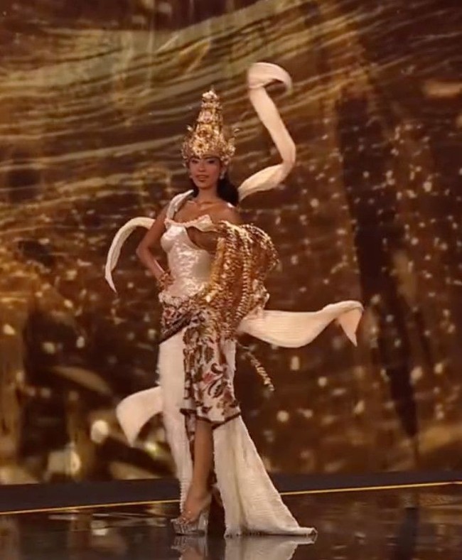 Agnes Rahajeng membawakan kostum nasional bertema ‘The Enchanted Harvest of Dewi Sri: Gemah Ripah Loh Jinawi’ di kompetisi Miss Supranational 2026. Foto: Instagram/@misssupranational