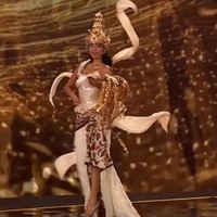 Agnes Rahajeng membawakan kostum nasional bertema ‘The Enchanted Harvest of Dewi Sri: Gemah Ripah Loh Jinawi’ di kompetisi Miss Supranational 2026. Foto: Instagram/@misssupranational