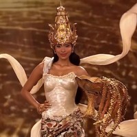 Kostum ini terinspirasi dari sosok Dewi Sri, yang merupakan simbol kemakmuran, harapan dan perlindungan. Lewat kostum ini, Puteri Indonesia 2026 membawa pesan untuk melestarikan warisan alam Indonesia.