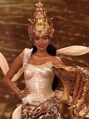 Puteri Indonesia Agnes Rahajeng memakai kostum bertema Dewi Sri di Miss Supranational 2026.